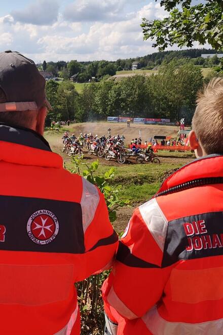 Zwei Johanniter beim Sanitätsdienst während eines Motocross-Rennens