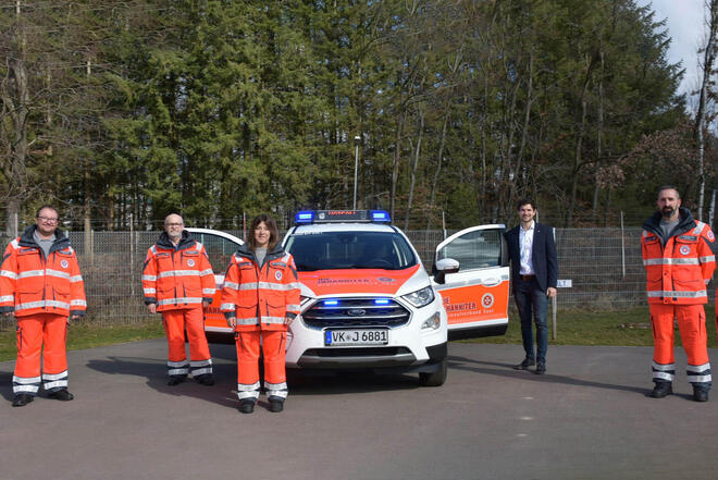 Die First Responder Humes in neuer Einsatzkleidung und mit ihrem neuen Einsatzfahrzeug, gemeinsam mit Regionalvorstand Leonard Frisch. Mario Firmbach, Michael Broschart, Nadine Delestowicz, Leonard Frisch, Timo Delestowicz (v.l.n.r.)