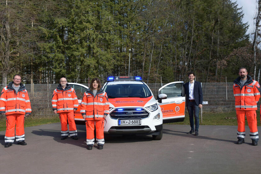 Die First Responder Humes in neuer Einsatzkleidung und mit ihrem neuen Einsatzfahrzeug, gemeinsam mit Regionalvorstand Leonard Frisch. Mario Firmbach, Michael Broschart, Nadine Delestowicz, Leonard Frisch, Timo Delestowicz (v.l.n.r.)