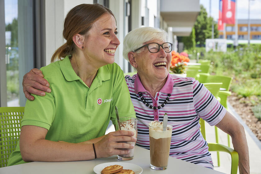 weibliche junge Pflegekraft mit Patientin Pflegeschule Rodgau