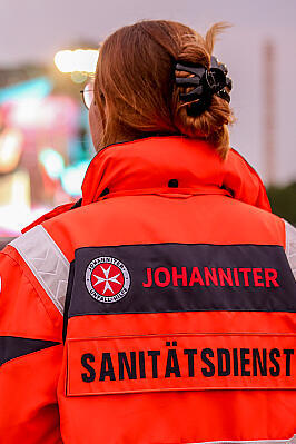 Sanitätsdienst bei einem Konzert in München, Kollegin von hinten zu sehen