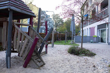 Außenbereich mit Spielgeräten