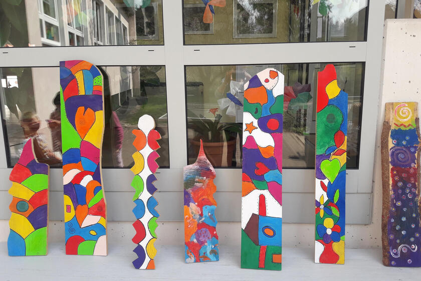 Von den Kinder der der Johanniter-Mittagsbetreuung Bärnfels selbst gestaltete Holzstelen für die Picknickecke