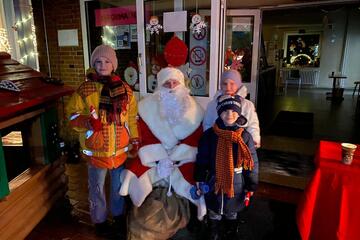 Der Nikolaus mit mehreren Kindern
