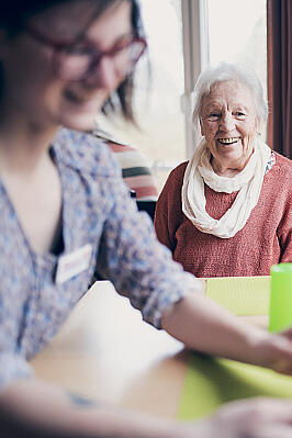 Eine Dame schaut der Beschäftigung mit einem Igelball zu