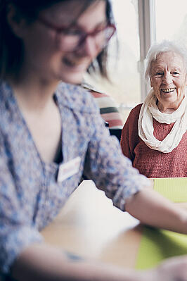 Eine Dame schaut der Beschäftigung mit einem Igelball zu