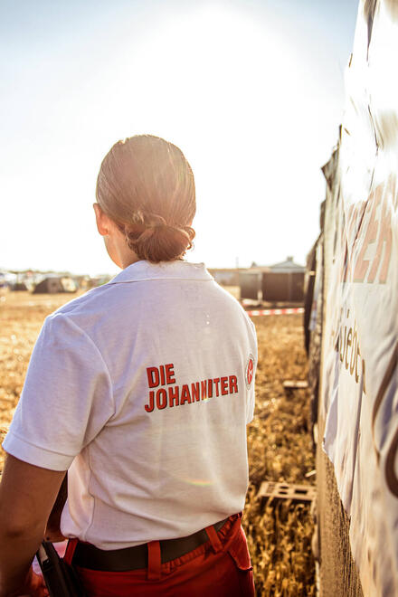 Eine Mitarbeiterin der Johanniter-Unfall-Hilfe bei einem Sanitätsdienst.