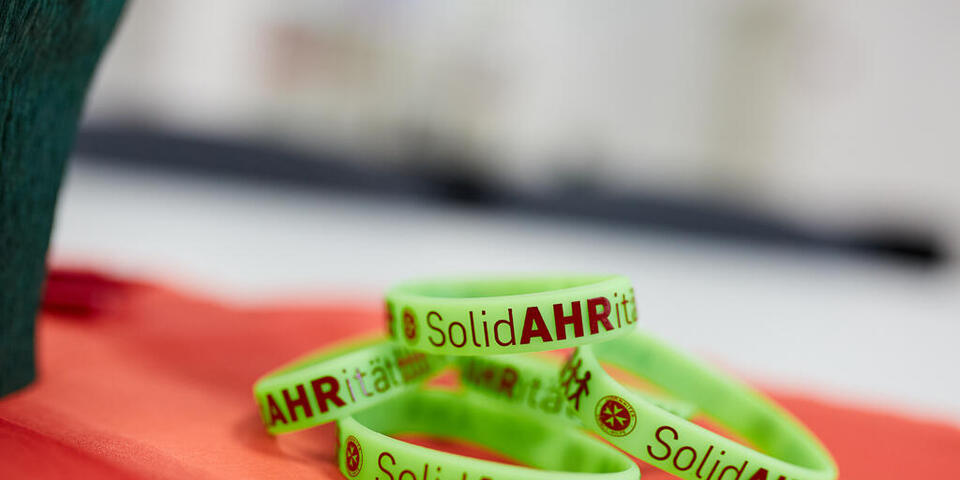 Nahaufnahme von SolidAHRitätsarmbändern