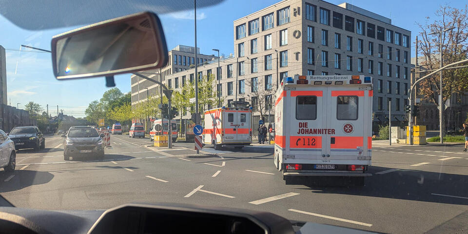 Johanniter-Fahrzeuge in einem Konvoi in einer Innenstadt