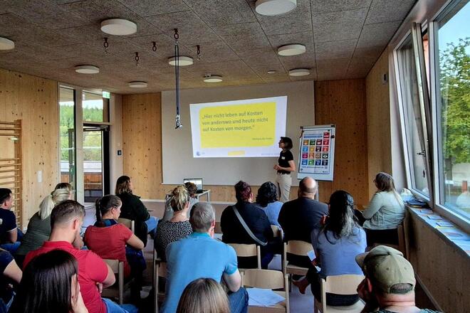 Eltern lauschen einem Vortrag