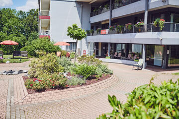 Eingang des Johanniterheims Velbert mit Grünanlagen