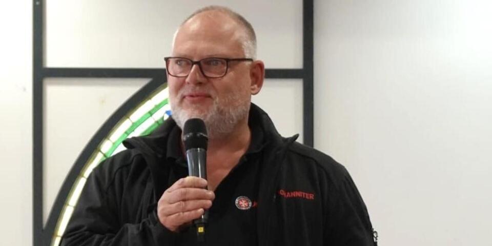 Ein Mann am Mikrofon