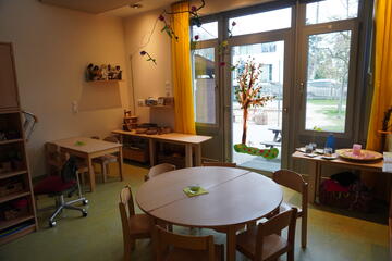 Gruppenraum in der Kita Jona mit Zugang zum Garten