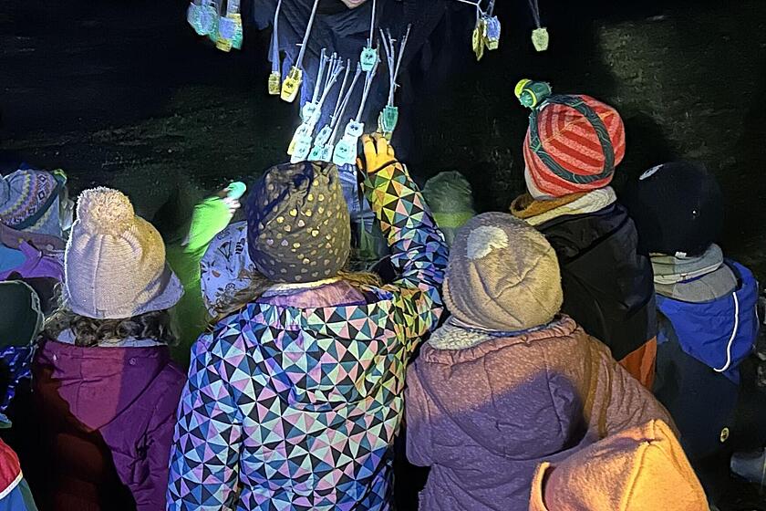 Kinder holen sich Blinklicht-Anhänger ab.