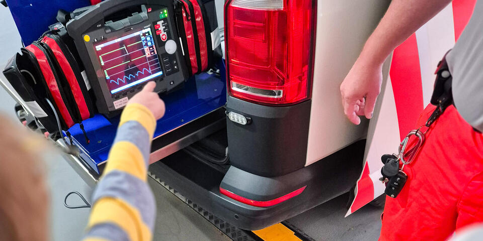 Ein Kind zeigt auch ein medizinisches Gerät