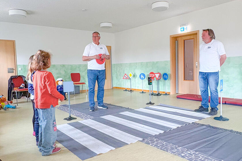 Verkehrwacht besucht das Kinderhaus "Bärenhöhle" in Stulln.