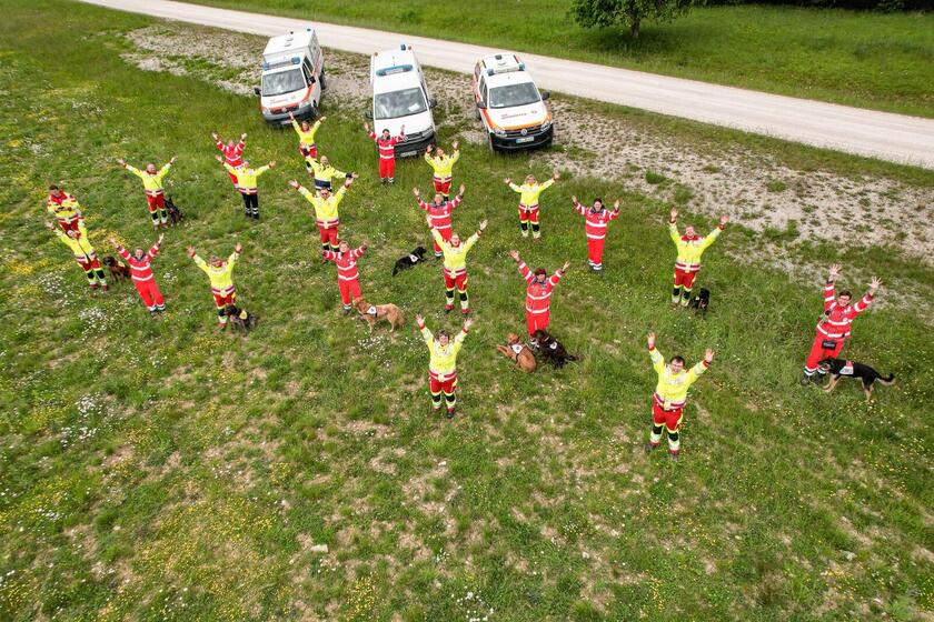 Luftaufnahme Helfer und Hunde