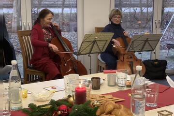 Cellistinnen hinter Frühstückstafel