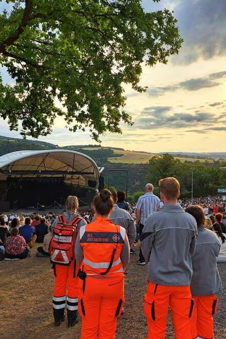 Kollegen von hinten beim Sanitätsdienst in Mainz bei einem Freiluftkonzert