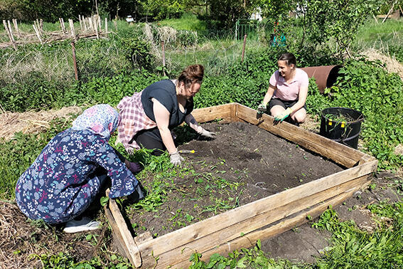 Gemeinschaftlich legen Zugewanderte und Alteingesessene mit Hilfe des Johanniter-Projektes „Welcome to the garden“ Beete an.  