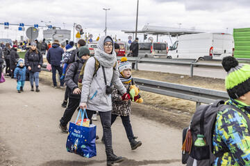 Eine ukrainische Familie auf der Flucht.