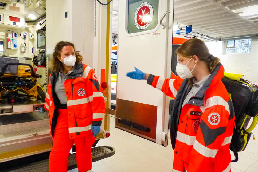 Die Rettungssanitäterinnen Alica Frerichs (links) und Alexandra Zwosta im Gespräch.