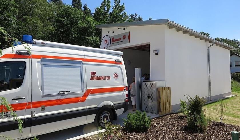 Rettungsfahrzeuge vor Rettungswache 