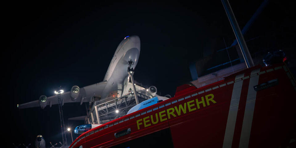Ein Fahrzeug der Feuerwehr Speyer steht vor der Boeing 747 im Technik Museum Speyer.