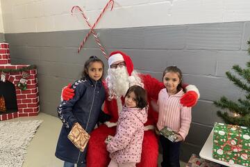 Weihnachtsmann mit Kindern