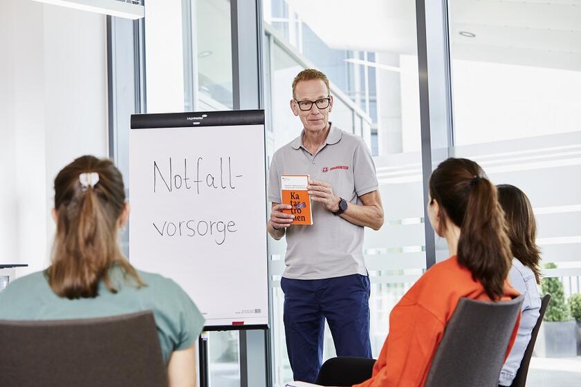 Johanniter Ausbilder erklärt was bei der Notfallvorsorge wichtig ist.