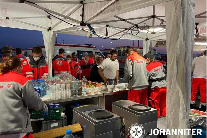 Unsere Einsatzkräfte haben einen Beteuungsplatz für 50 Personen in einer Grundschule in Bad Bodendorf eingerichtet.