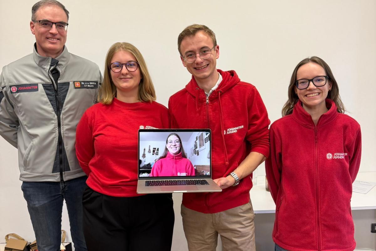 Mitglieder der Johanniter Landesjugendleitung, ein Mitglied ist auf einem gehaltenen Laptop zu sehen.