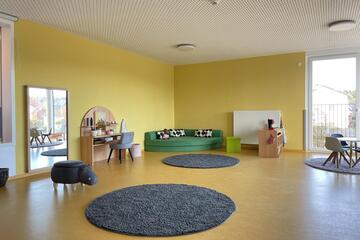 Ein großer Raum mit vielen Sitzmöglichkeiten.