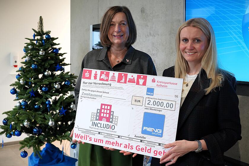 Geschäftsführerin Regina Reng (rechts) übergibt den Spendenscheck an Hotelleitung Helga Butendeich.