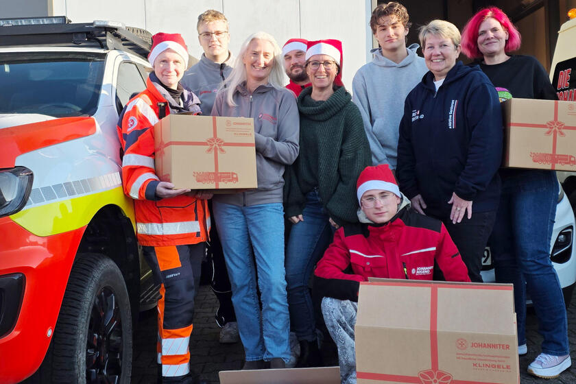 Das Foto zeigt die Kolleginnen und Kollegen, die die Aktion Weihnachtstrucker im Regionalverband zusammen  durchgeführt haben.
