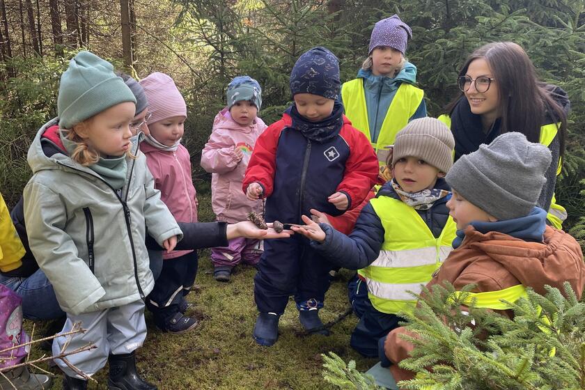 Kinder begeistert von der Natur