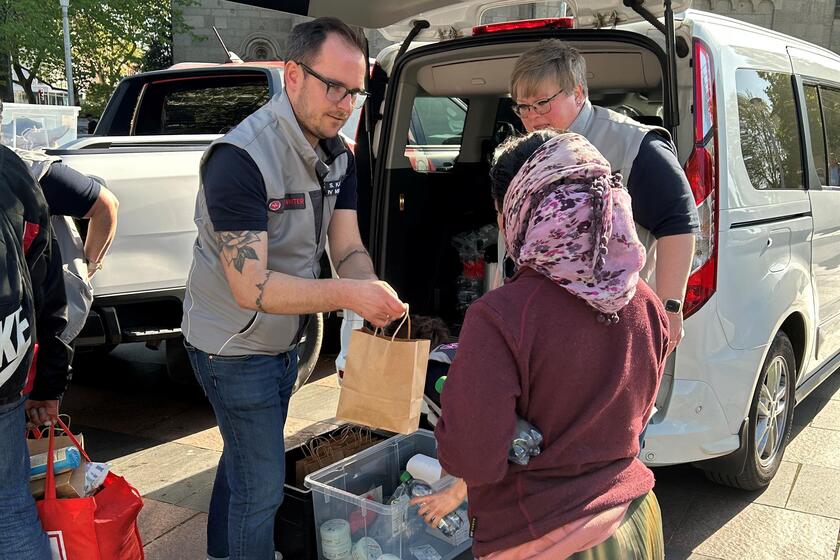 Bei der aufsuchenden Wohnungslosenhilfe verteilen die Johanniter am Mittelrhein regelmäßig Lebensmittel, Kleidung und andere Hilfsgüter an Bedürftige in Koblenz.