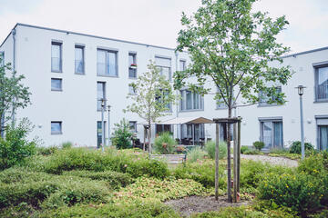 Gartenanlage mit Sitzgelegenheiten des Johanniter-Zentrums Kaarst.