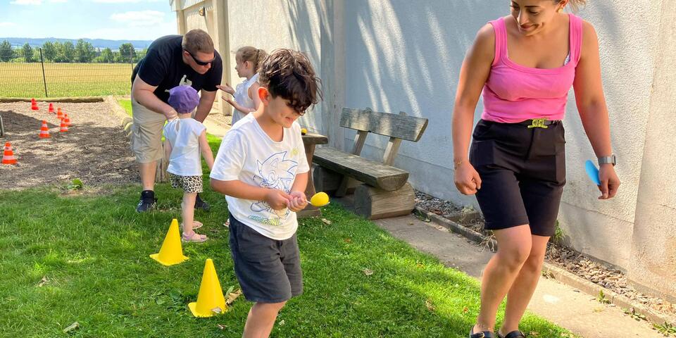 Ein Kind beim Eierlaufen