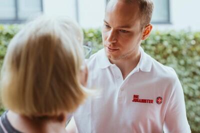 Pflegekraft im Gespräch mit einer Kundin 