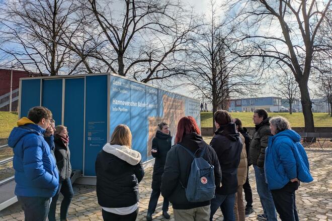 EIne Gruppe vor dem Informationszentrum am Hannoverschen Bahnhof