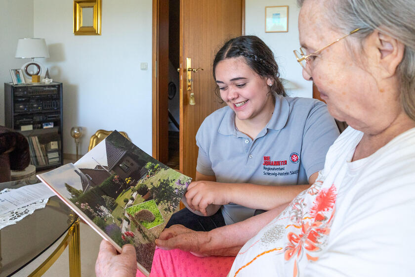 Gemeinsam in Erinnerungen schwelgen: Zur Prüfung von Alica Reinhardt gehörte auch die Betreuungsstunde, bei der die Auszubildende zur Pflegefachfrau mit ihrer Kundin Brigitte Milde ein Fotobuch anschaute.