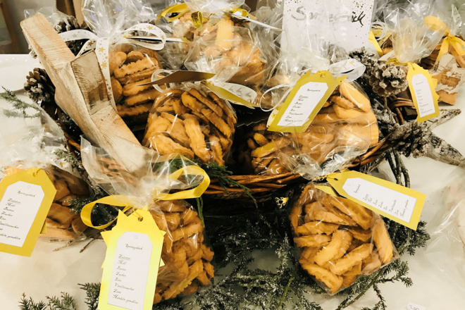 durchsichtige Tüten mit Plätzchen und weihnachtlichen Anhängern