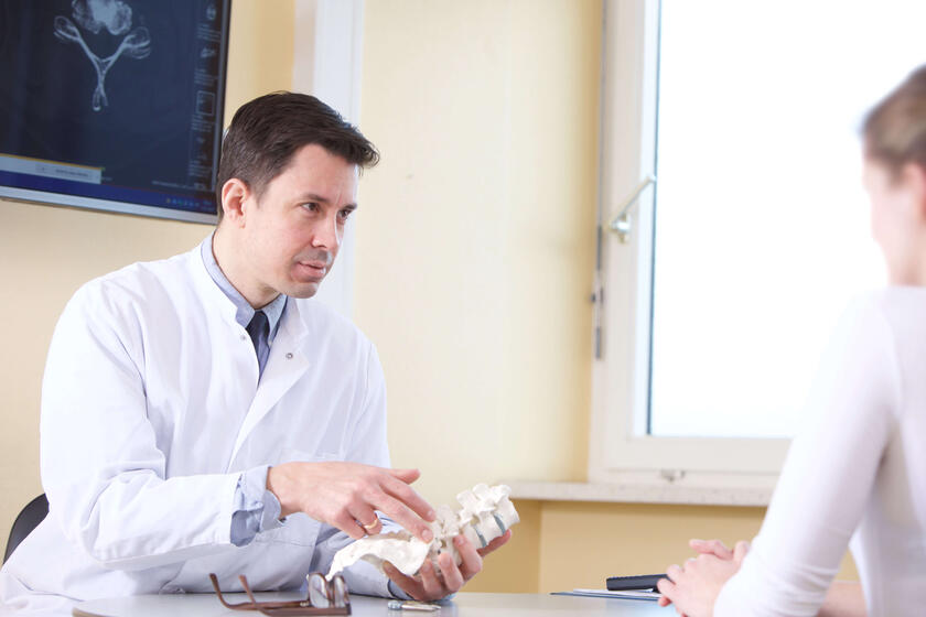 Dr. von der Breie bei einer Patientenuntersuchung