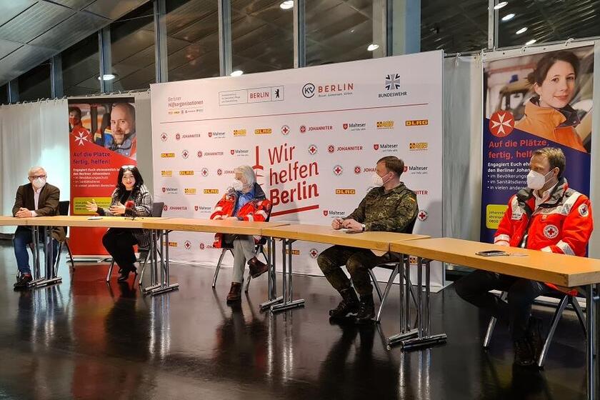 „Wir freuen uns alle sehr darüber, dass im Velodrom heute endlich der Betrieb losgeht“. Der Regionalvorstand der Berliner Johanniter Jörg Koch (in der Mitte) heute Morgen in der Pressekonferenz im Velodrom mit der Gesundheitssenatorin Dilek Kalayci, dem Vorstandsvorsitzender der Kassenärztlichen Vereinigung Berlin, Dr. Burkhard Ruppert, dem Oberst von. Blumröder von der Bundeswehr und dem Präsidenten des Landesverbandes DRK Berlin, Mario Czaja. 