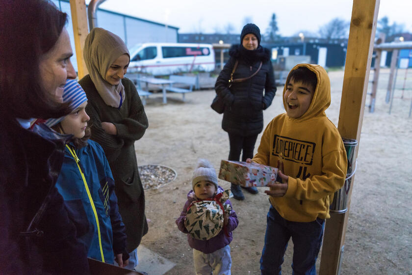 Die Kinder der Gemeinschaftsunterkunft Lübeck freuen sich über die Geschenke, die der Nachbarsjunge Paul gespendet hat.