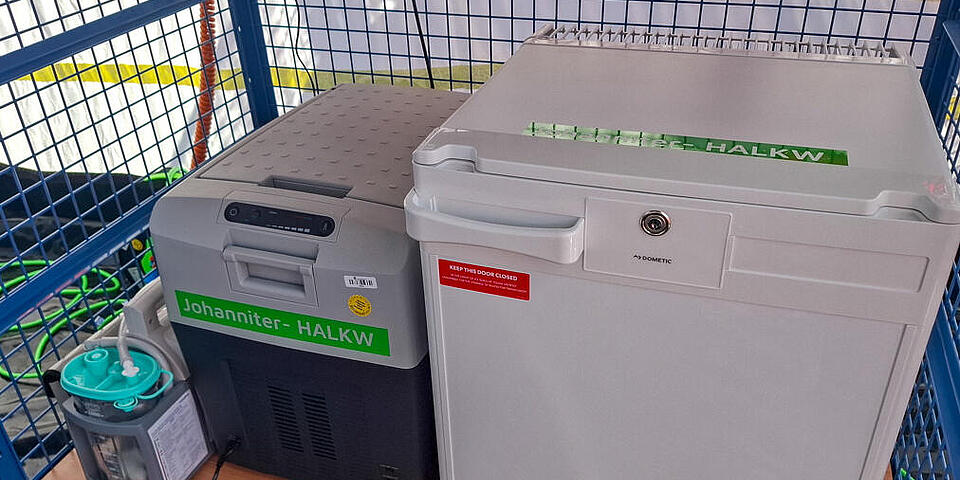 Kühlschrank und Wärmeschrank stehen auf einem Rollwagen.