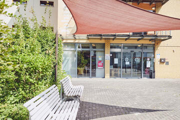 Sonniger Eingangsbereich der Einrichtung Johanniter-Haus Köln Porz.