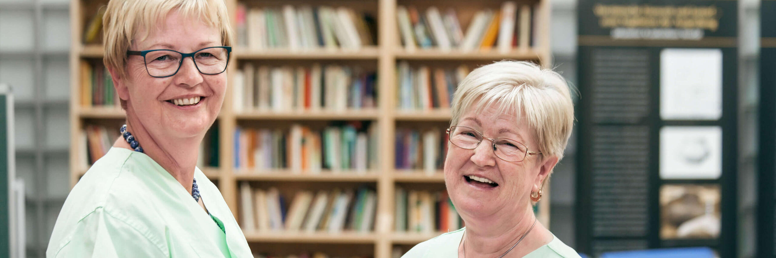 Unsere ehrenamtlichen Mitarbeitenden sind auf nahezu allen Stationen der Kranken- und Altenpflege zu finden.