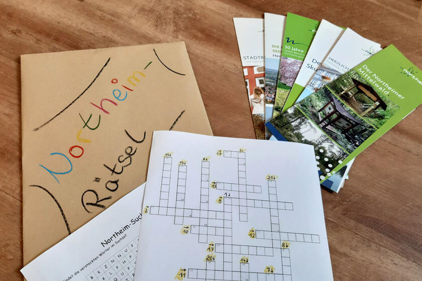 Umschlag mit Rätseln und Infomaterial zur Stadt Northeim. 